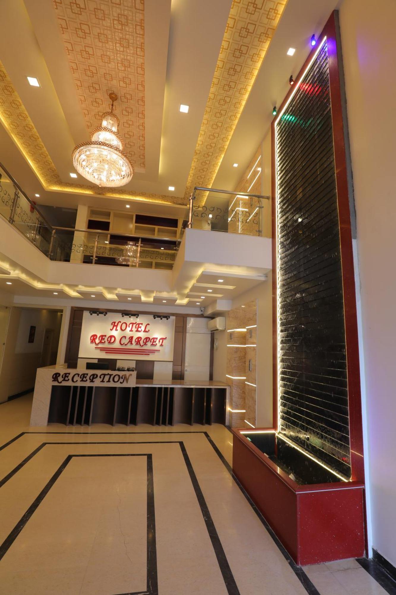 Hotel Red Carpet Tājganj Exteriör bild