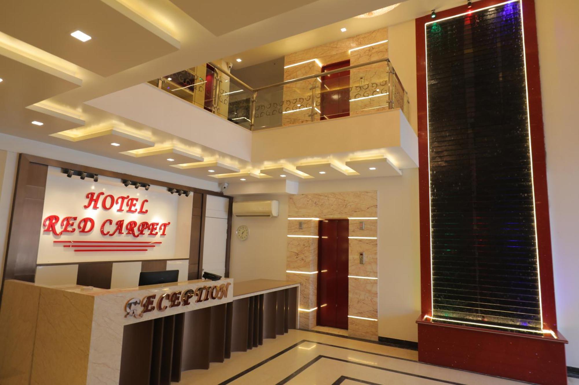 Hotel Red Carpet Tājganj Exteriör bild