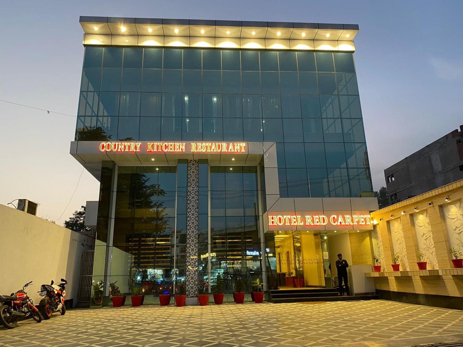 Hotel Red Carpet Tājganj Exteriör bild
