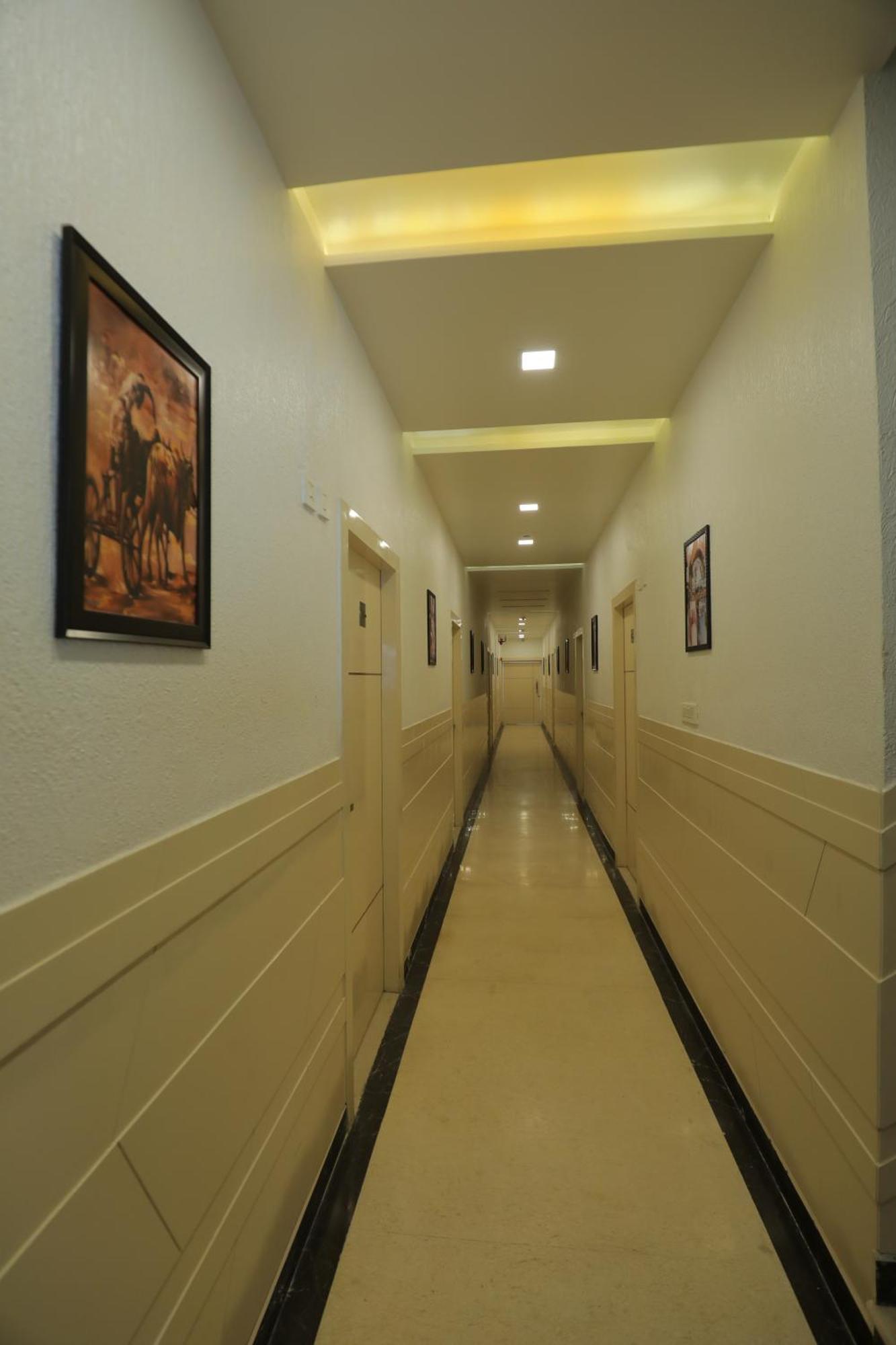 Hotel Red Carpet Tājganj Exteriör bild