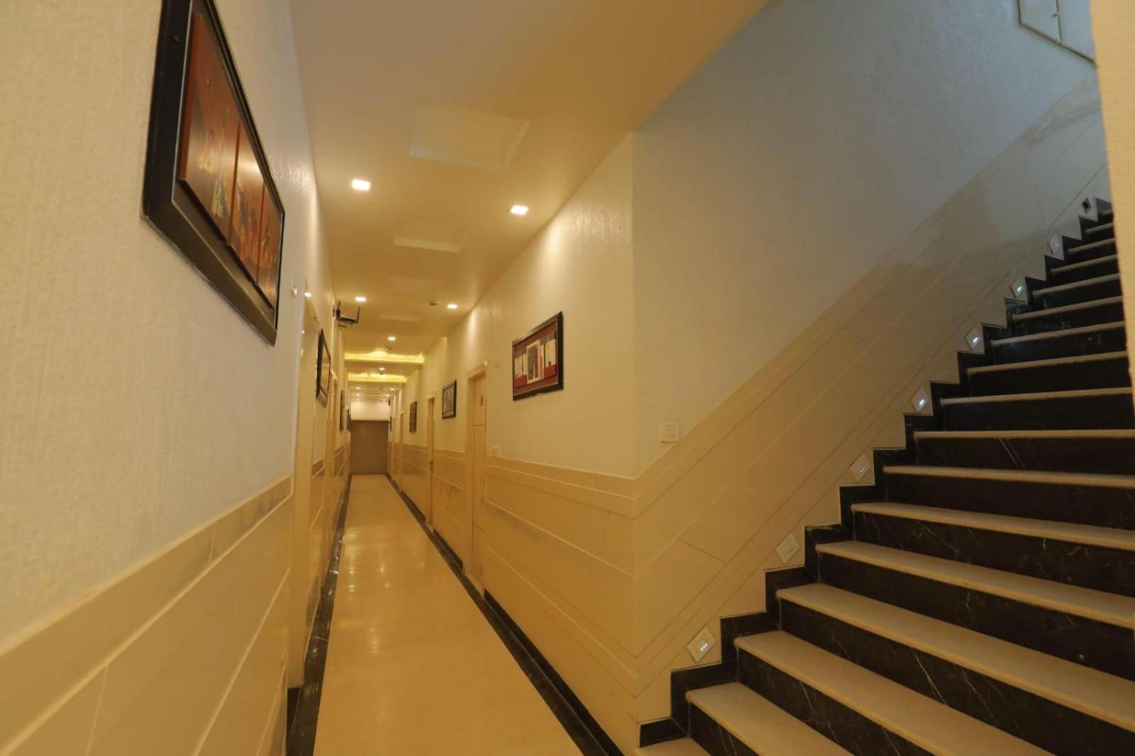 Hotel Red Carpet Tājganj Exteriör bild