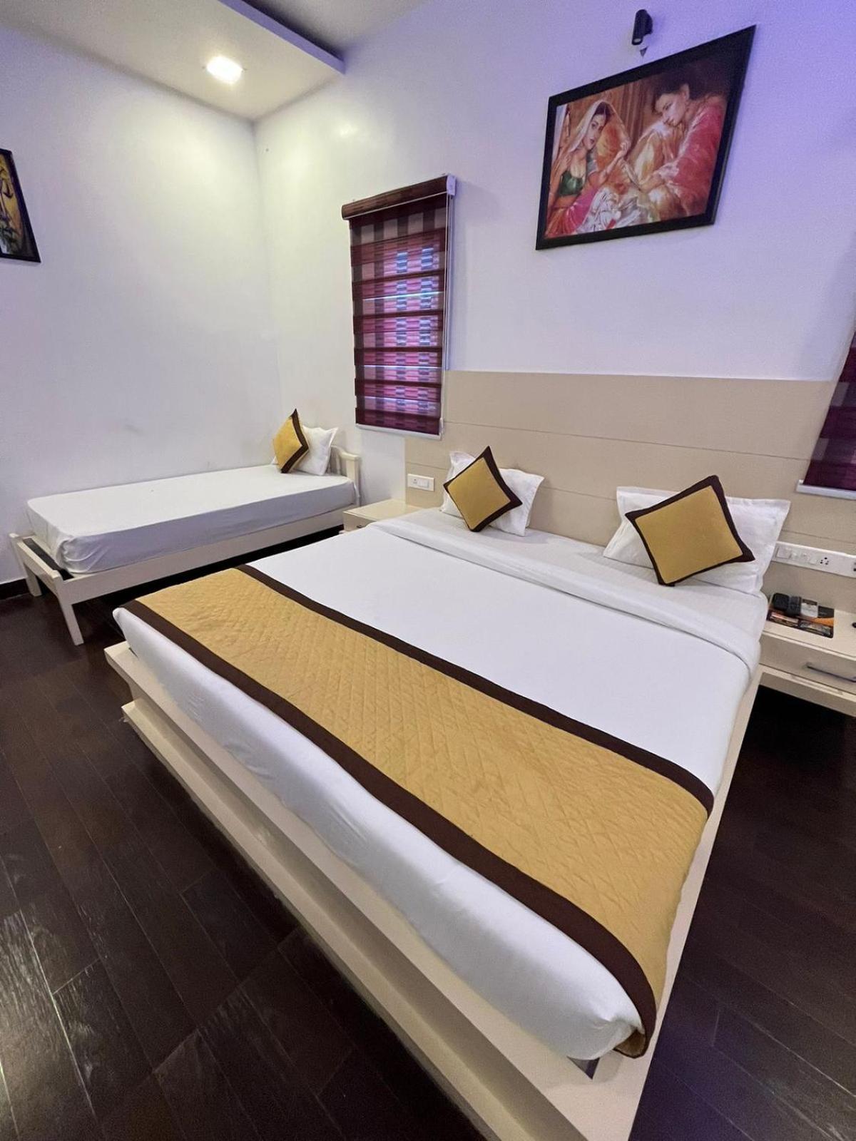 Hotel Red Carpet Tājganj Rum bild